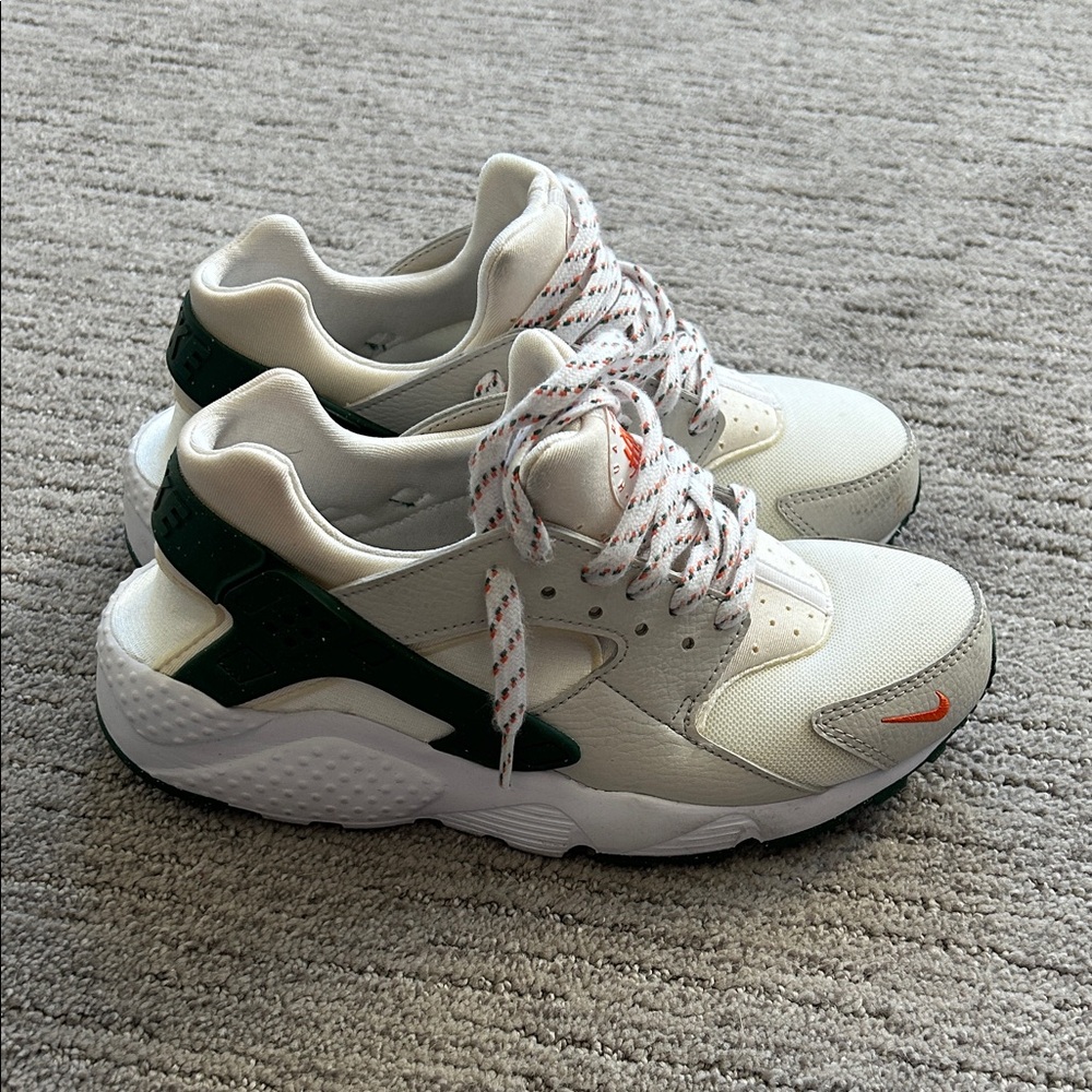 Nike Huarache - size 6Y/7W